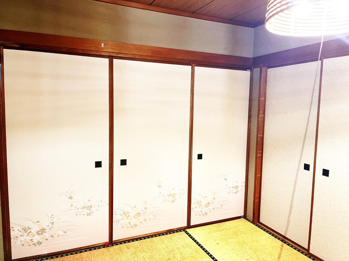 Tatami & Living Equipped With Multinational Tv And Fire, Bbq Corner In Downtown House Pensión *